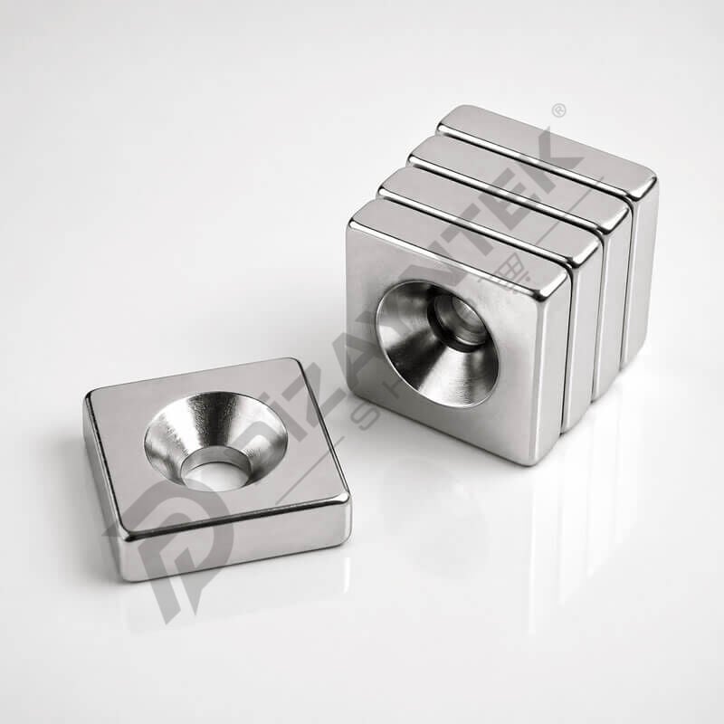 Havşa Delik Neodyum Mıknatıs Kare 20x20x5